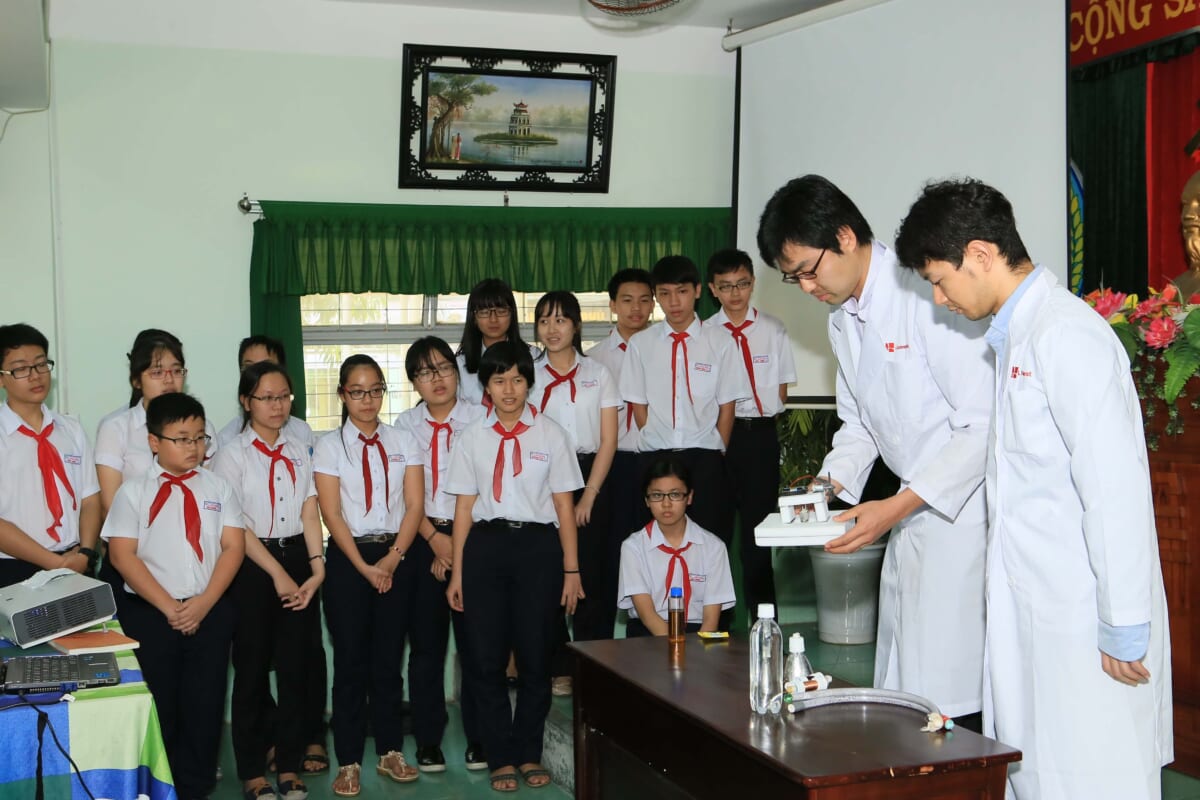 Bringing Japanese-Style Education to Asia — Leave a Nest’s Daigo Fujita Visits Schools in Da Nang, Vietnam, to Explore and Demonstrate Science Education